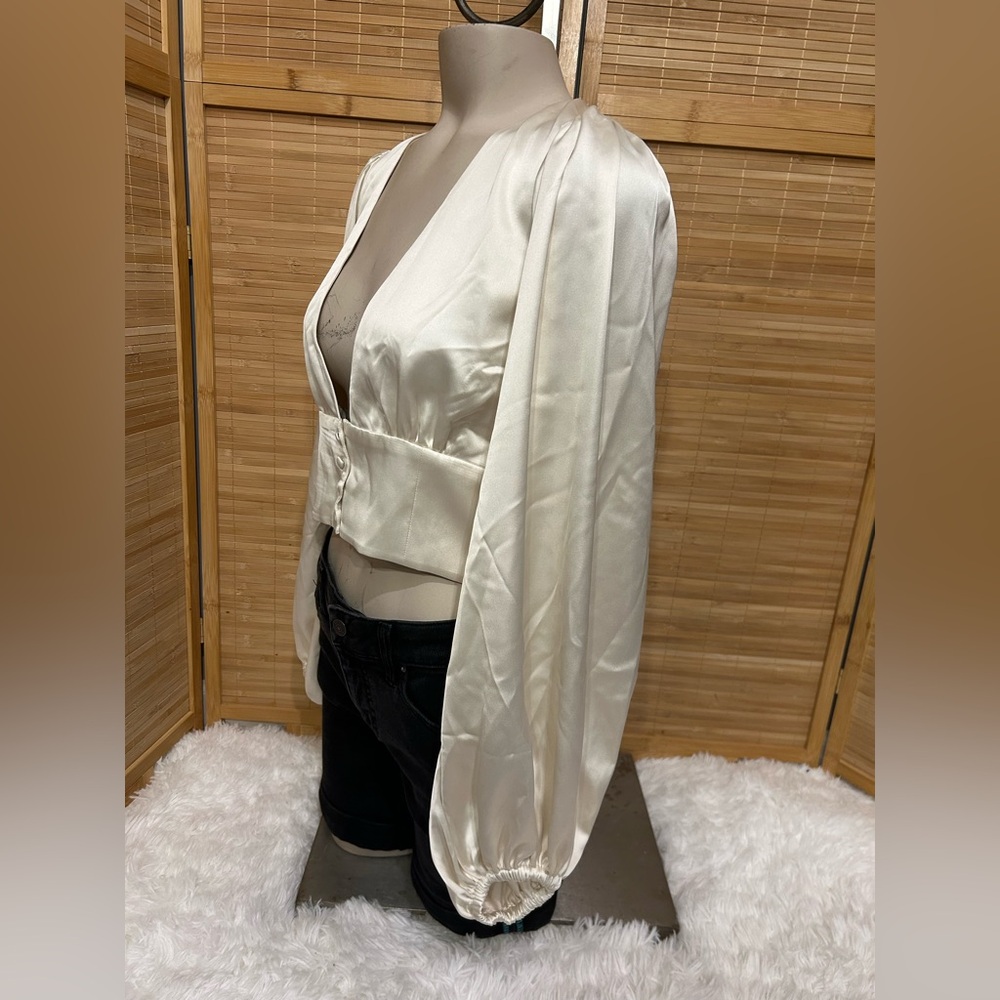 Meshki cream satin cropped blouse puff sleeves button up v-neck top shirt large - Picture 4 of 9